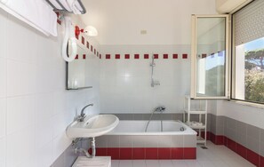 Habitación triple panorámica | Baño | Cabezal de ducha tipo lluvia y artículos de higiene personal gratuitos