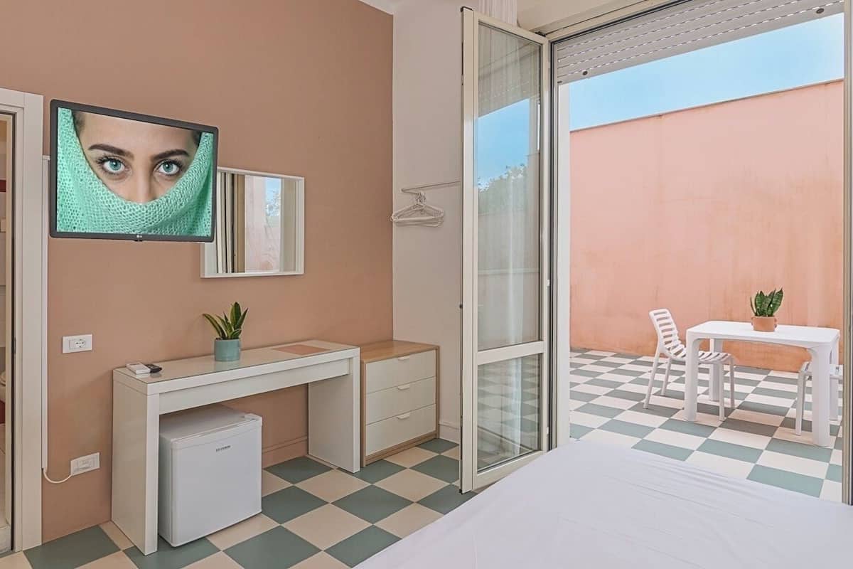Double room with balcony and internal view | 羽絨被、迷你吧、書桌、熨斗/熨衫板
