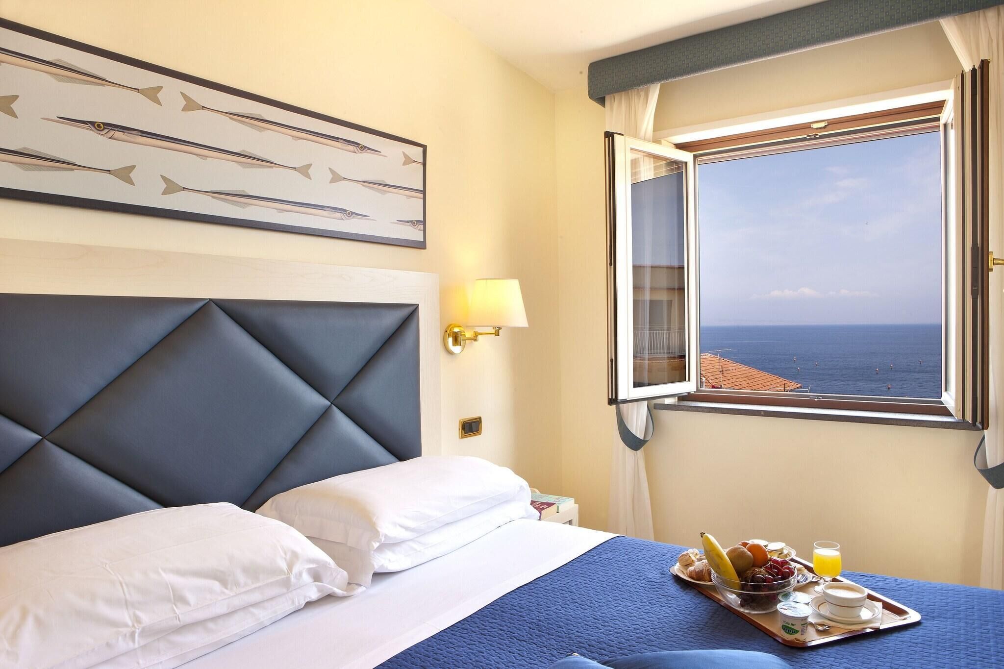 Minibar, coffres-forts dans les chambres, bureau, Wi-Fi gratuit