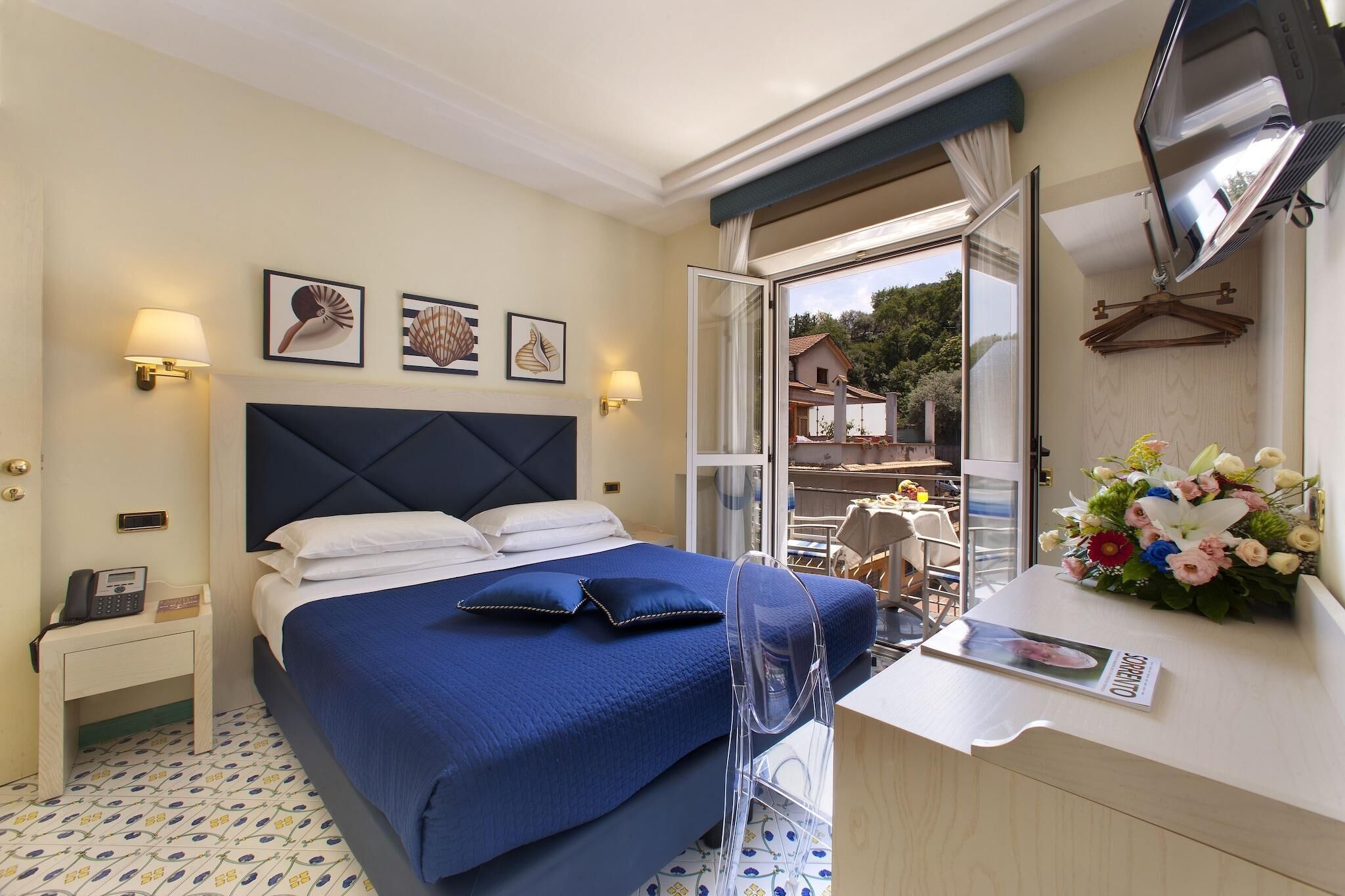 Minibar, coffres-forts dans les chambres, bureau, Wi-Fi gratuit