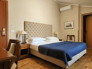 Minibar, caja fuerte, escritorio y tabla de planchar con plancha