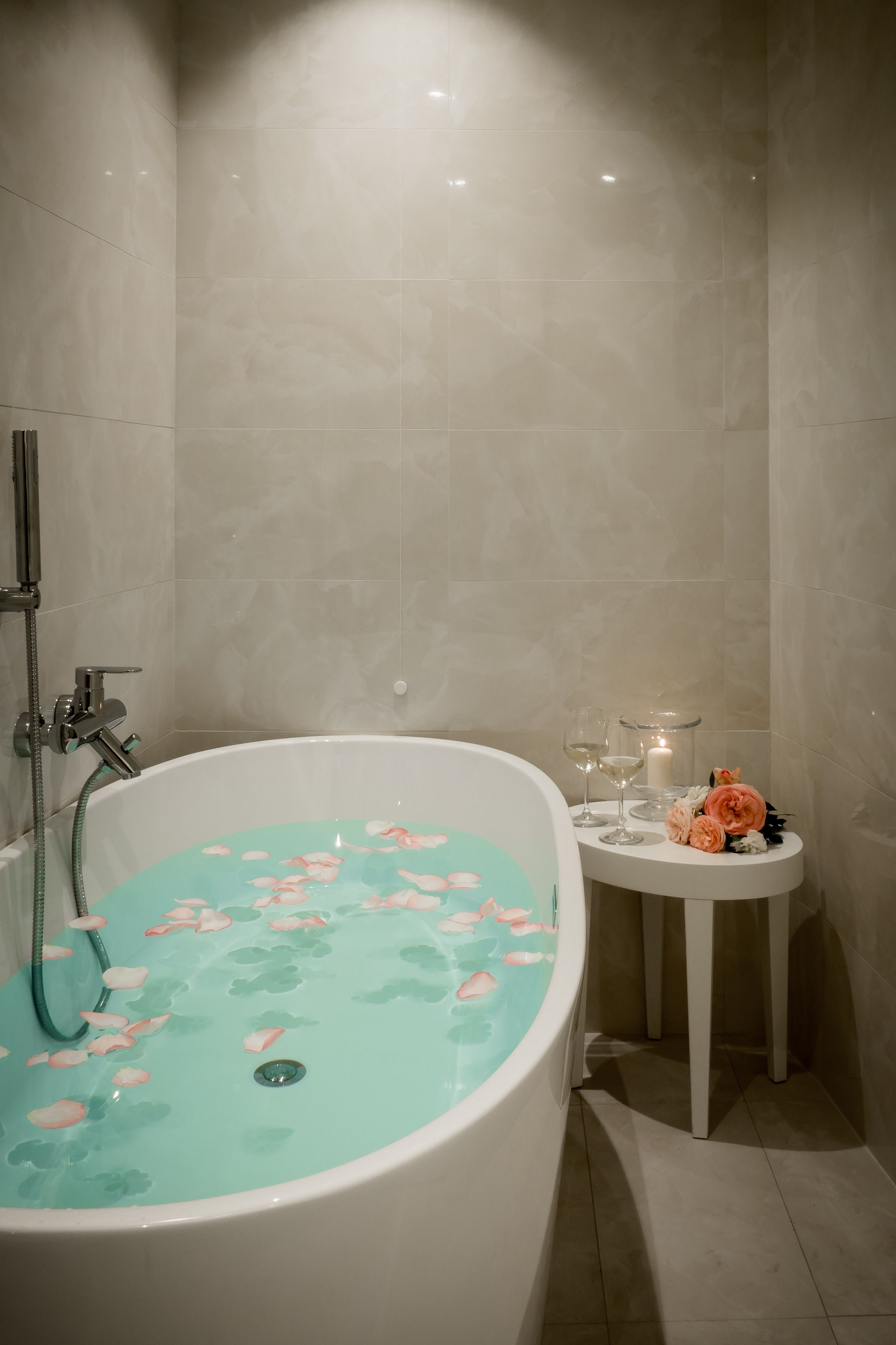 deluxe suite, garden view | bathroom | free toiletries, hair dryer, towels