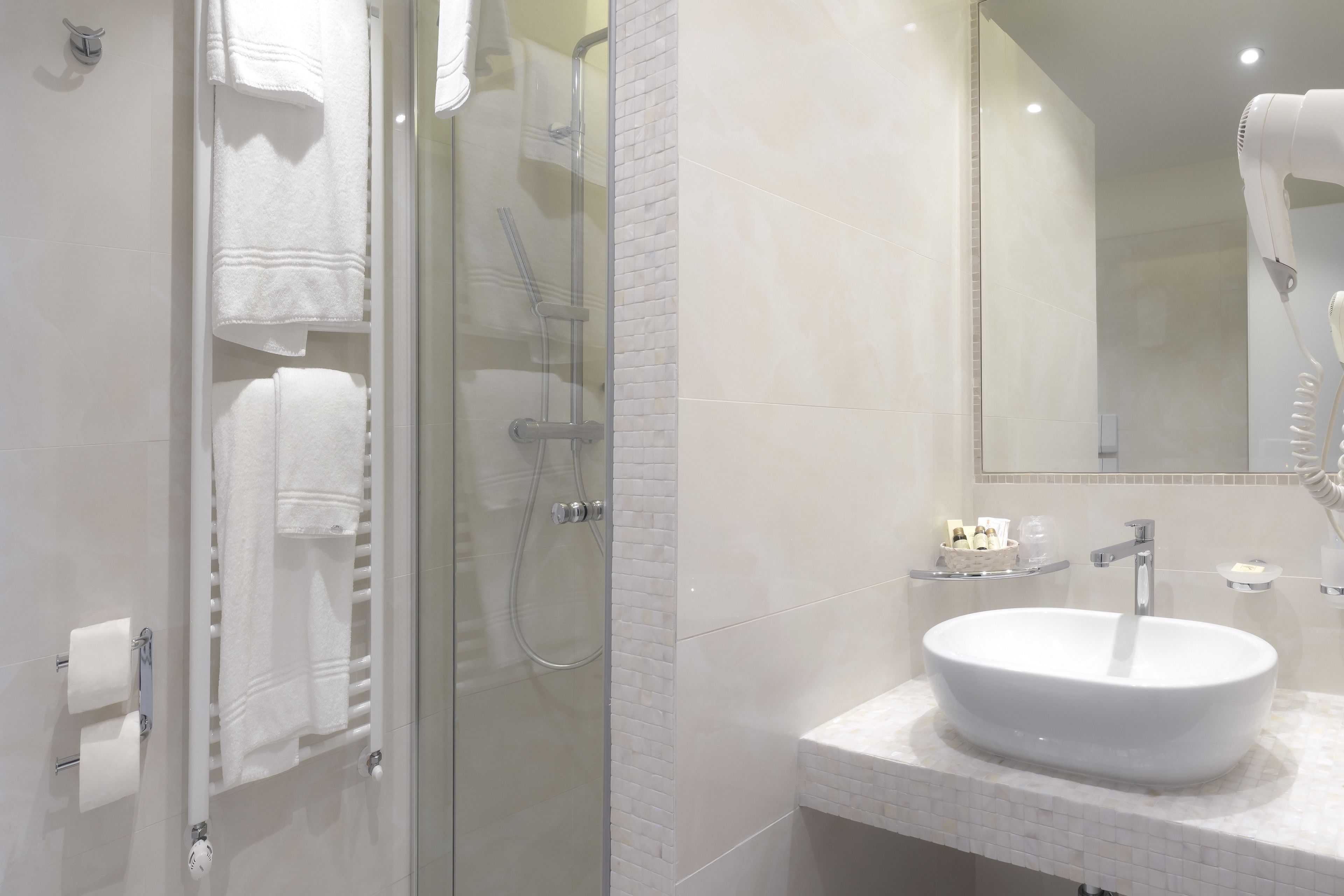 junior suite | bathroom | free toiletries, hair dryer, towels
