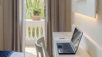 Chambre Double Deluxe, balcon, vue piscine | Vue de la chambre