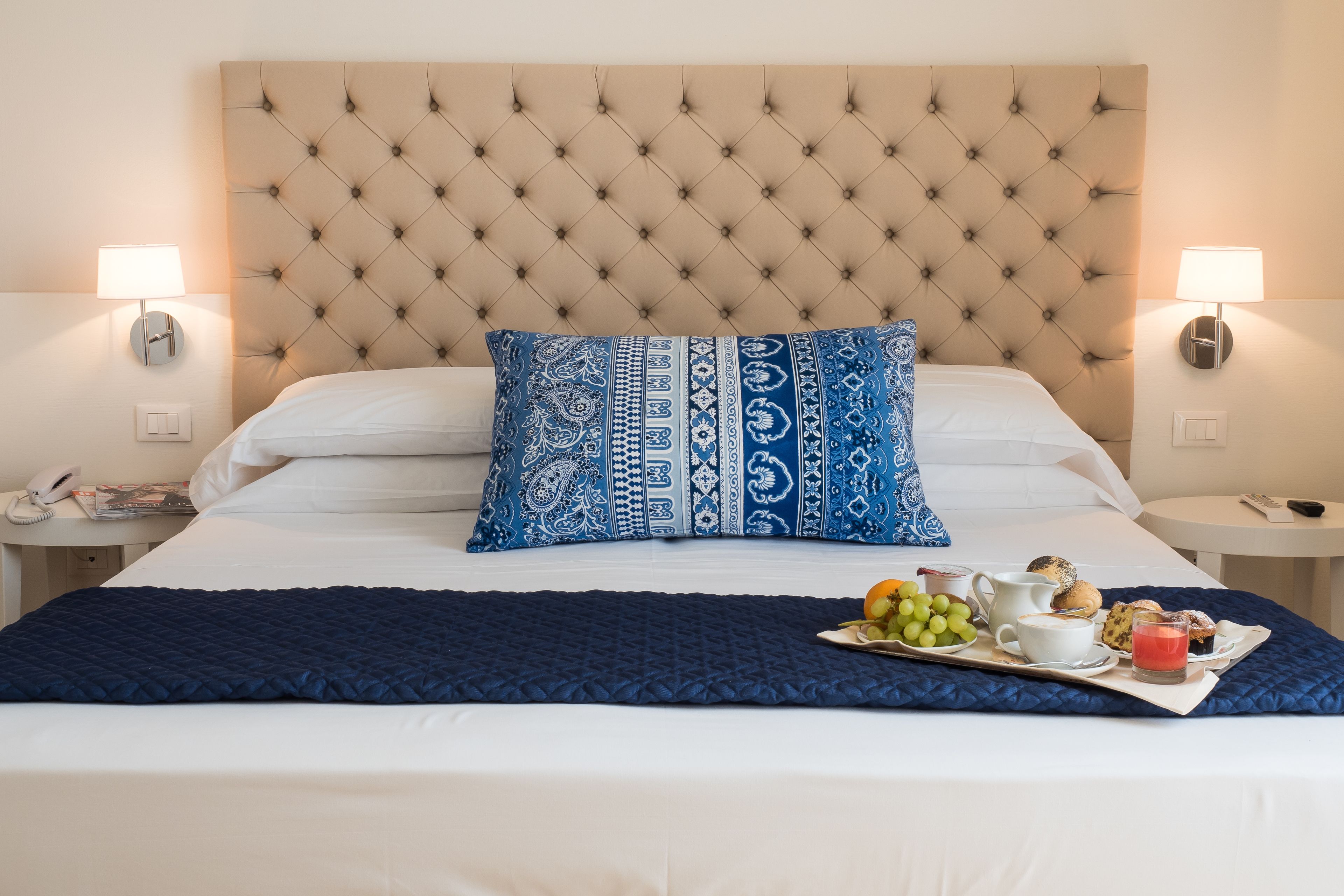 Een minibar, een kluis op de kamer, een bureau