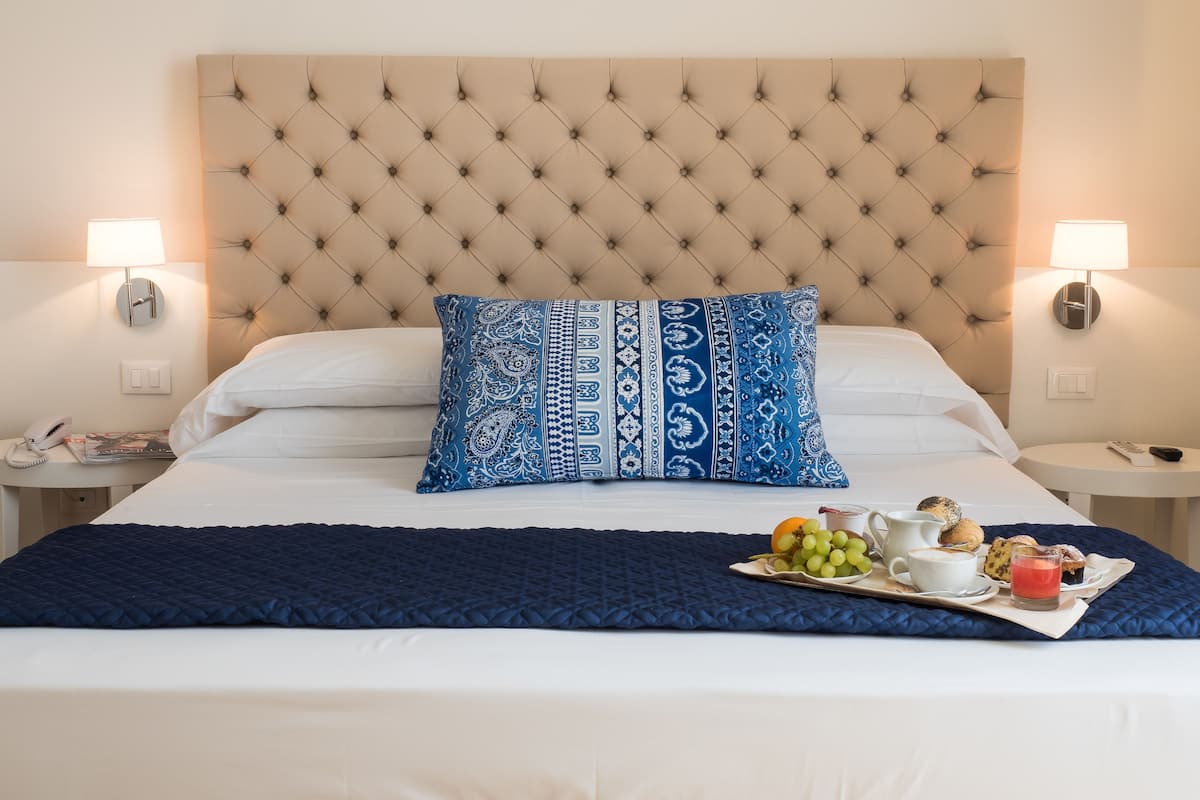 1 chambre, minibar, coffres-forts dans les chambres, bureau