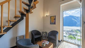 Junior suite, uitzicht op meer | Een minibar, een kluis op de kamer, een bureau, een laptopwerkplek