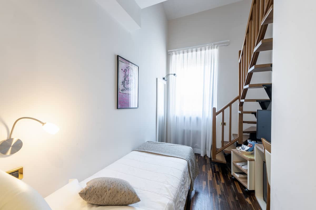 Standard Single Room | Minibar, in-room safe, desk, laptop workspace