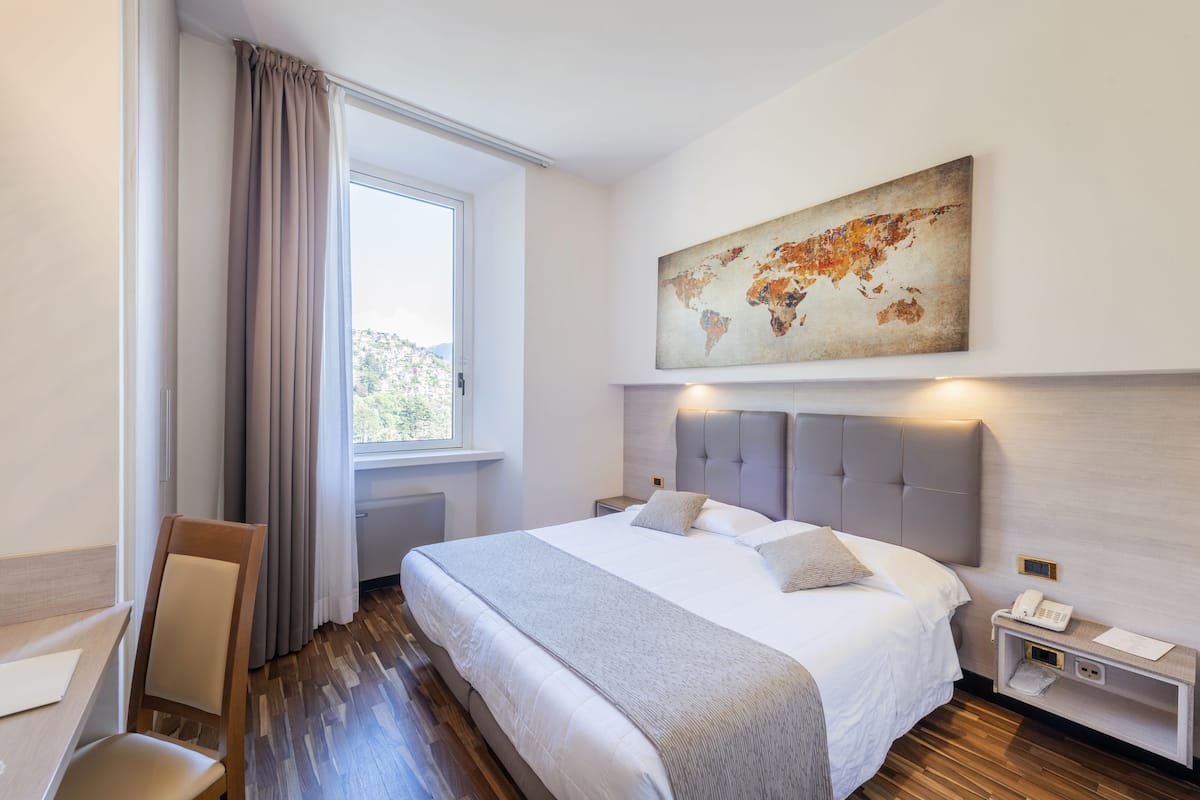Quarto casal standard, vista parcial para o lago | Frigobar, cofres nos quartos, escrivaninha