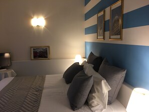 ملاءات للفراش لا تسبب الحساسية وخزنة داخل الغرفة ومكتب وستائر تعتيم