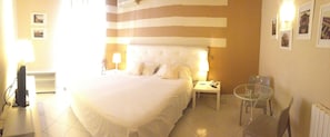 Hypo-allergenic bedding, in-room safe, desk, blackout curtains