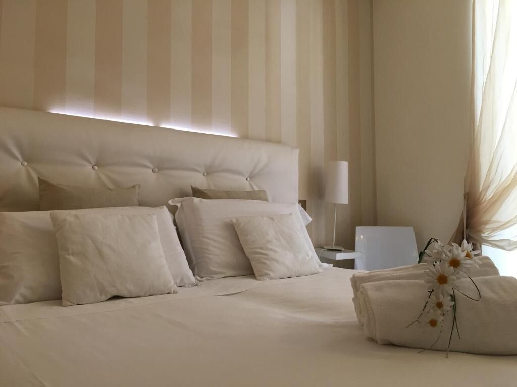 Roupas de cama antialérgicas, cofres nos quartos, escrivaninha
