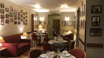 Desayuno con opciones de la cocina local diario (EUR 7 por persona)