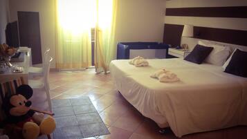 Family Room | 1 bedroom, hypo-allergenic bedding, in-room safe, desk