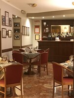 Desayuno con opciones de la cocina local diario (EUR 7 por persona)