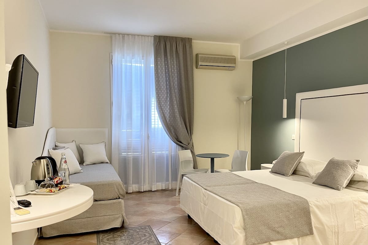 Hypo-allergenic bedding, in-room safe, desk, blackout curtains