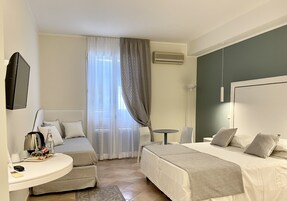 Ropa de cama hipoalergénica y caja de seguridad en la habitación 