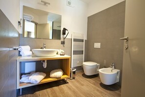 Shower, free toiletries, hair dryer, bidet