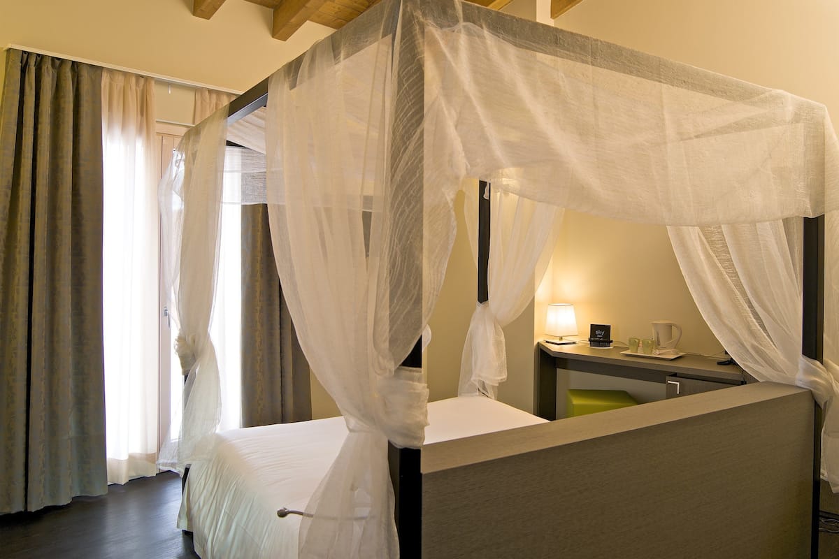 Suite, vue sur la montagne | Minibar, coffre-fort, bureau, systĂšme dâinsonorisation