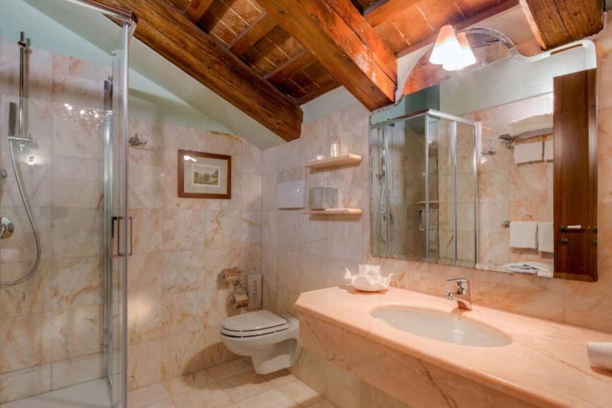 junior suite, 1 queen bed, non smoking | bathroom | combined shower/bathtub, free toiletries, hair dryer, bathrobes