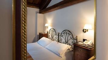 Economy Room, 1 Queen Bed, Non Smoking (Twin bed on request) | Premium bedding, minibar, in-room safe, desk
