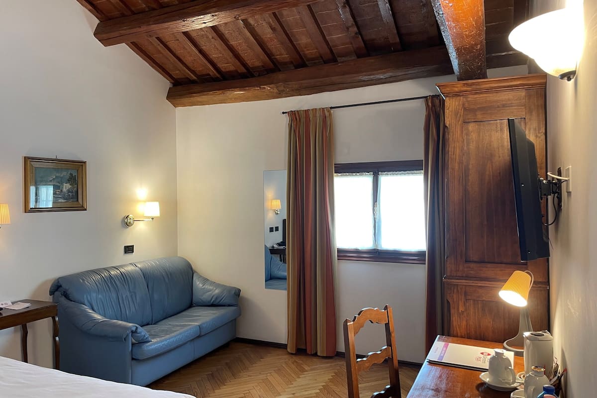 economy room, 1 single bed, non smoking | 1 bedroom, premium bedding, minibar, in-room safe