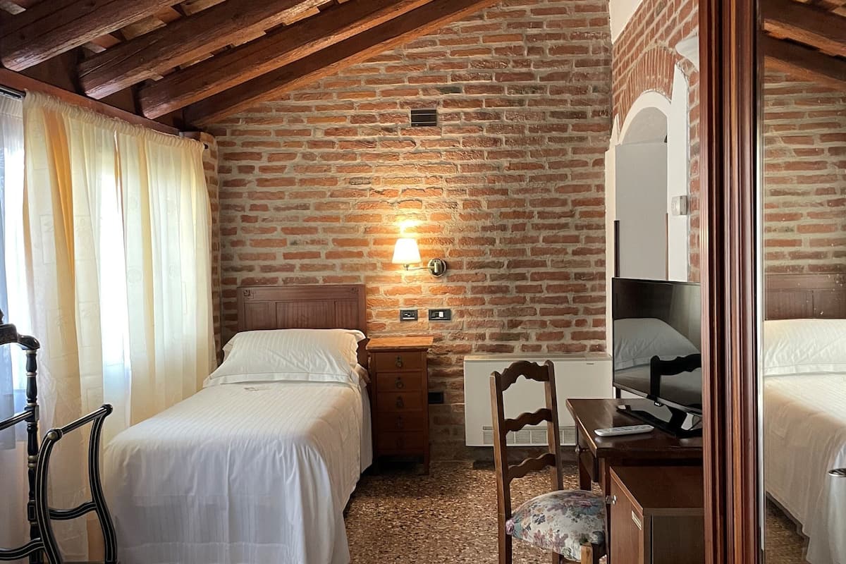 economy room, 2 single beds, non smoking | 1 bedroom, premium bedding, minibar, in-room safe