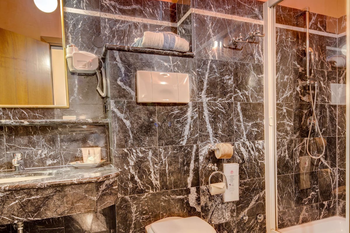 superior room, 1 queen bed, non smoking | bathroom | combined shower/bathtub, free toiletries, hair dryer, bathrobes