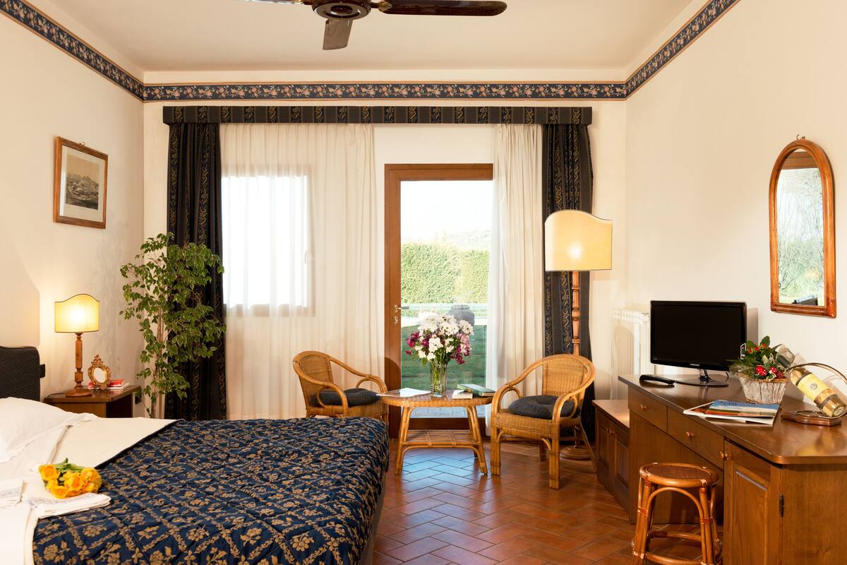 egyptian cotton sheets, premium bedding, in-room safe, desk