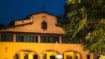 Fassade der Unterkunft – Abend/Nacht