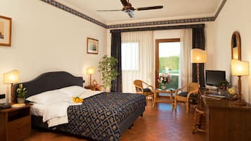 Hochwertige Bettwaren, Zimmersafe, Schreibtisch, VerdunkelungsvorhÀnge