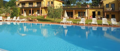 2 utendørsbassenger, bassengparasoller og solsenger