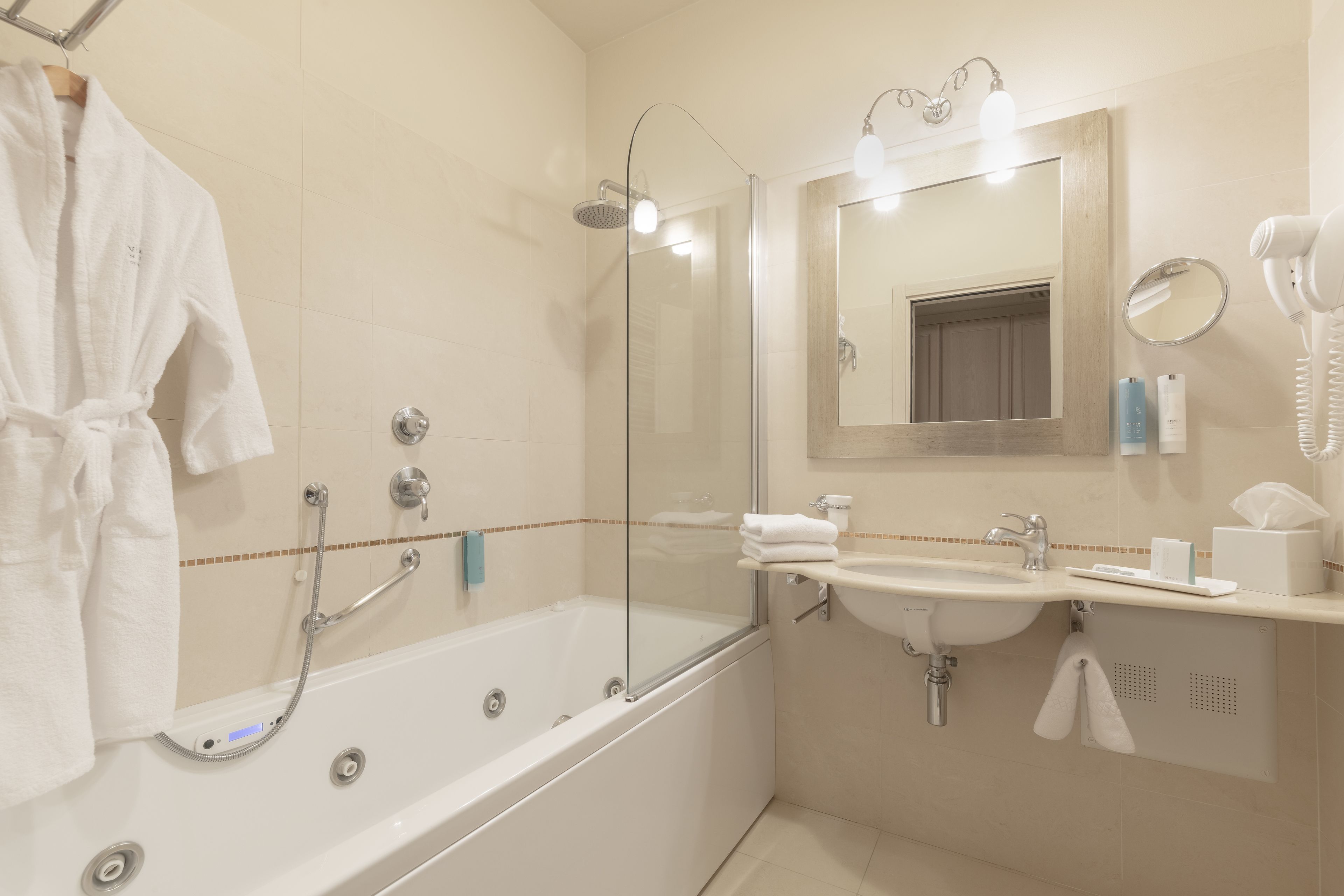 suite, balcony, lake view | bathroom | eco-friendly toiletries, hair dryer, bathrobes, slippers