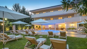 Piscine extérieure (ouverte en saison), parasols de plage