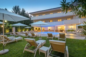 Seasonal outdoor pool, open 9:00 AM to 8:00 PM, pool umbrellas - Villa Rosa Hotel (Desenzano del Garda)