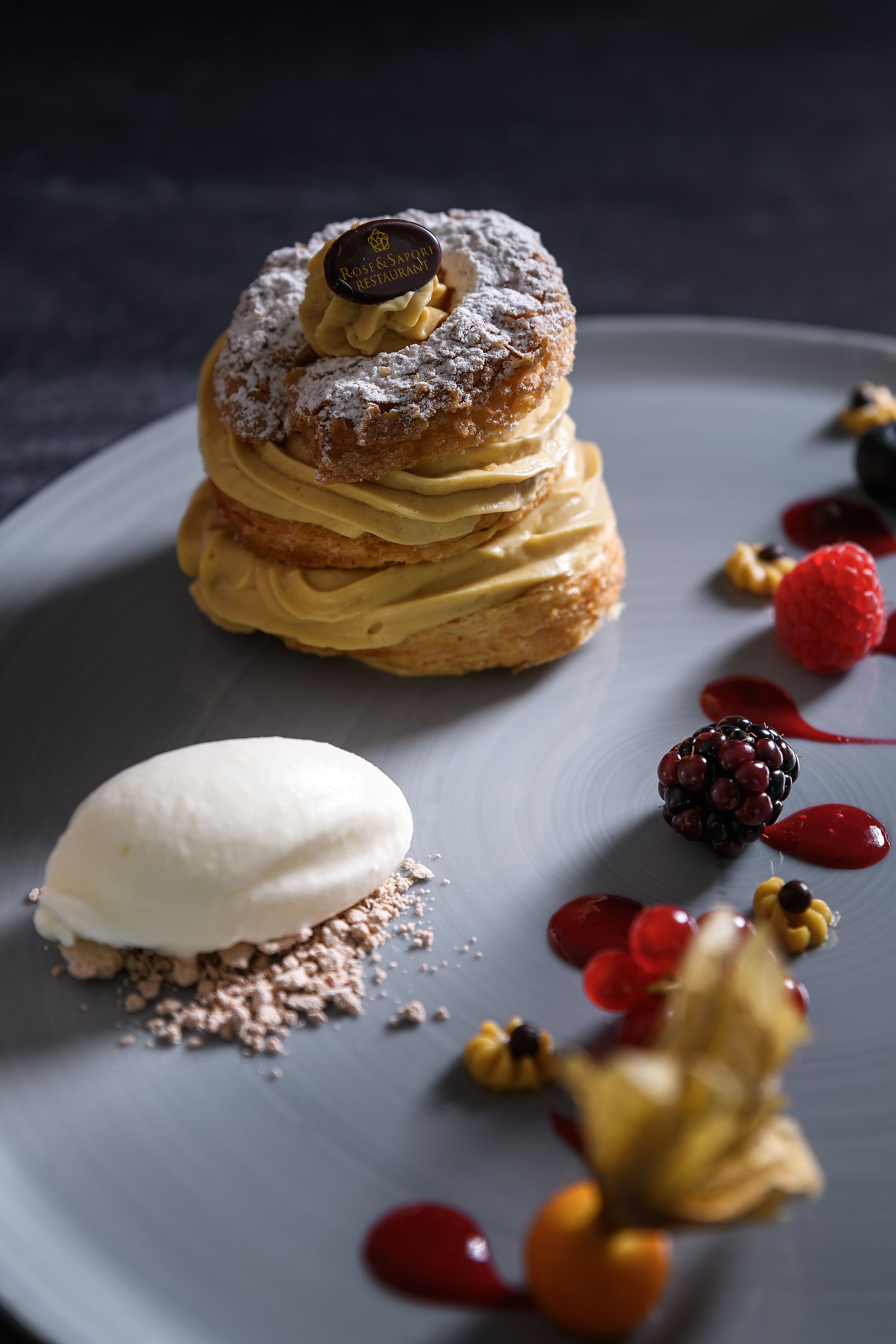Um prato de sobremesa com camadas de pastelaria e frutas vermelhas.
