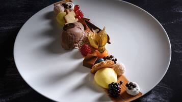En desserttallerken med forskellige slik og frugter.