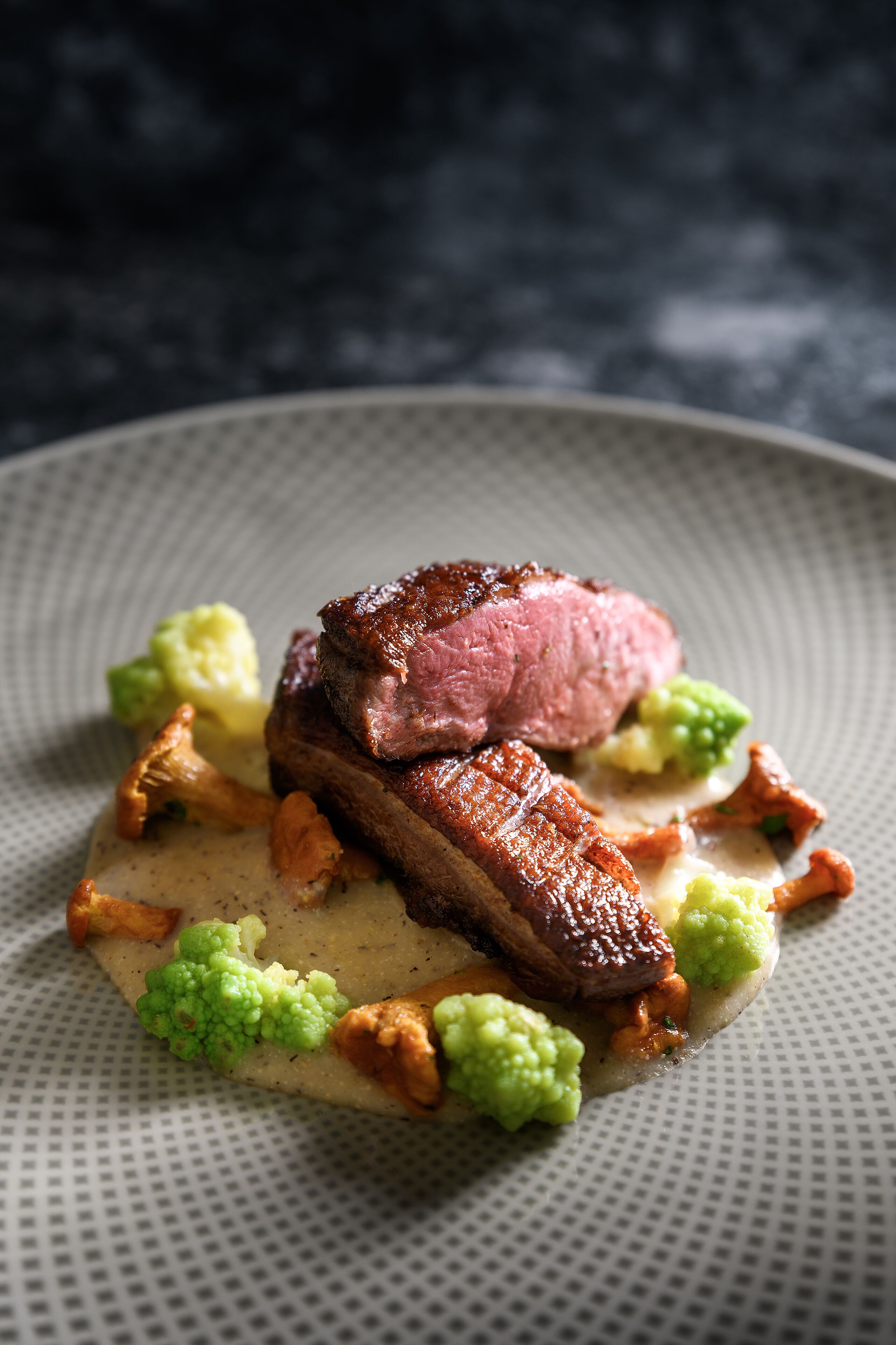 Une assiette de nourriture contenant un morceau de viande et des légumes.