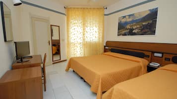 Tripla Standard, balcone | Una cassaforte in camera, una scrivania, tende oscuranti