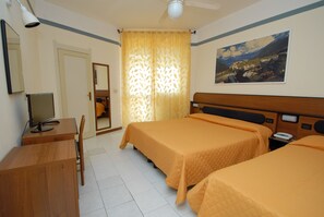 Standard Triple Room with Balcony | In-room safe, desk, blackout drapes - Hotel Ristorante Baia del Sorriso (Rosignano Marittimo)