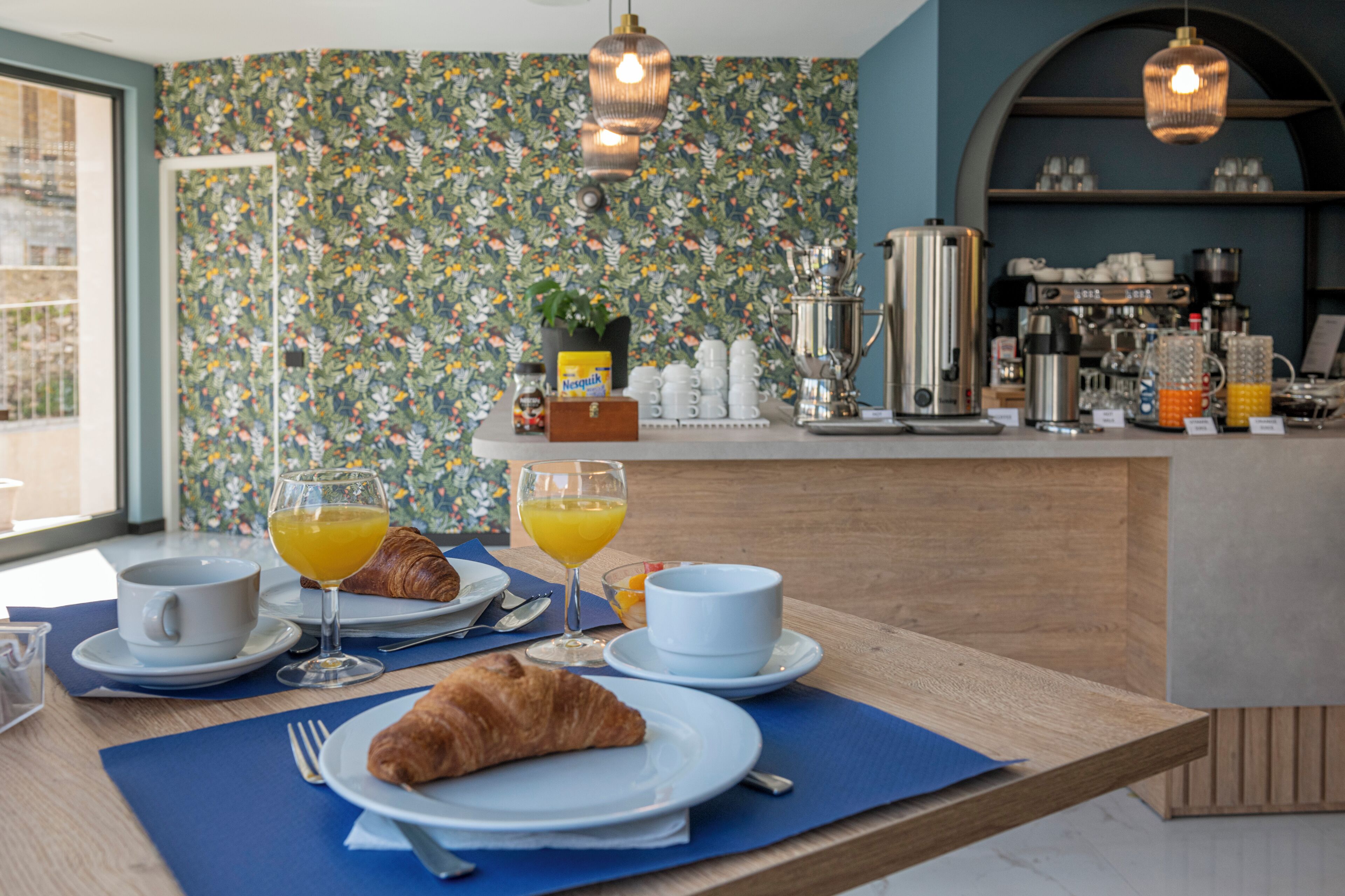 بوفيه فطور يوميًا بتكلفة قدرها (14 EUR للشخص)