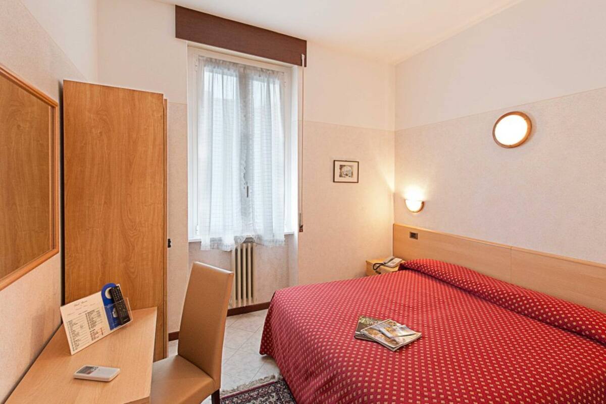 Een kluis op de kamer, een bureau, een laptopwerkplek, gratis wifi