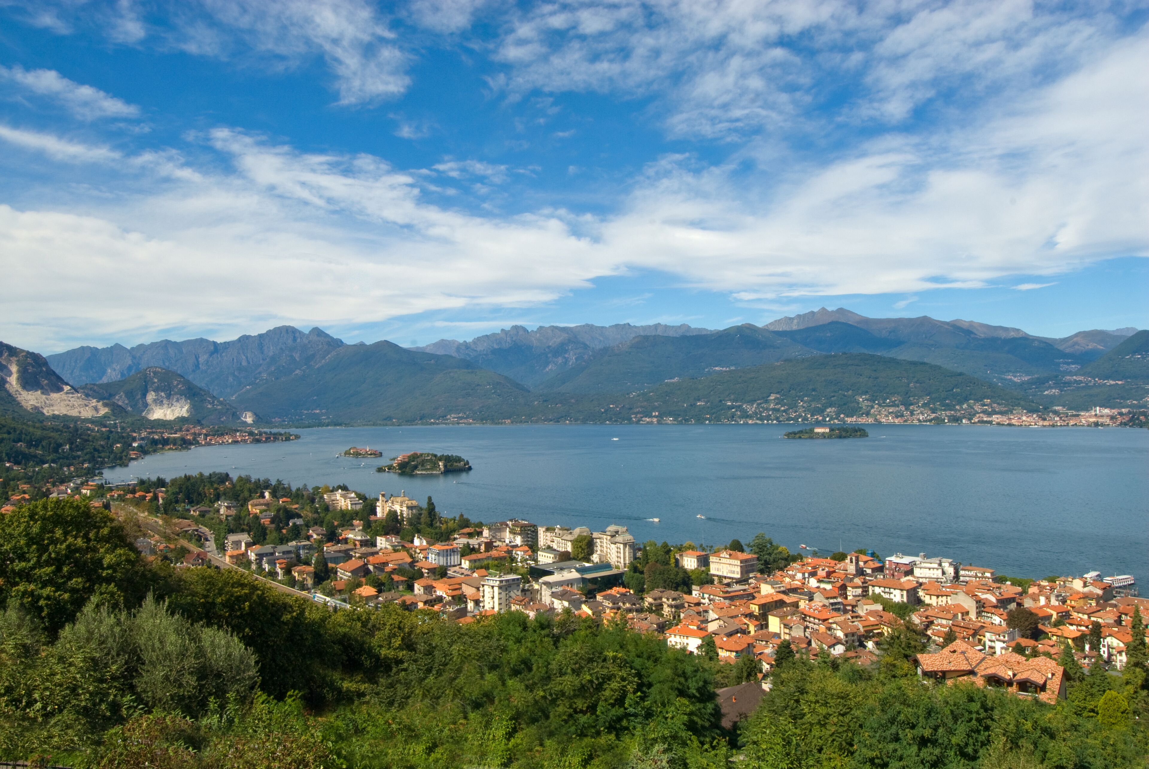 Eine Küstenstadt mit Blick auf Berge und einen See.