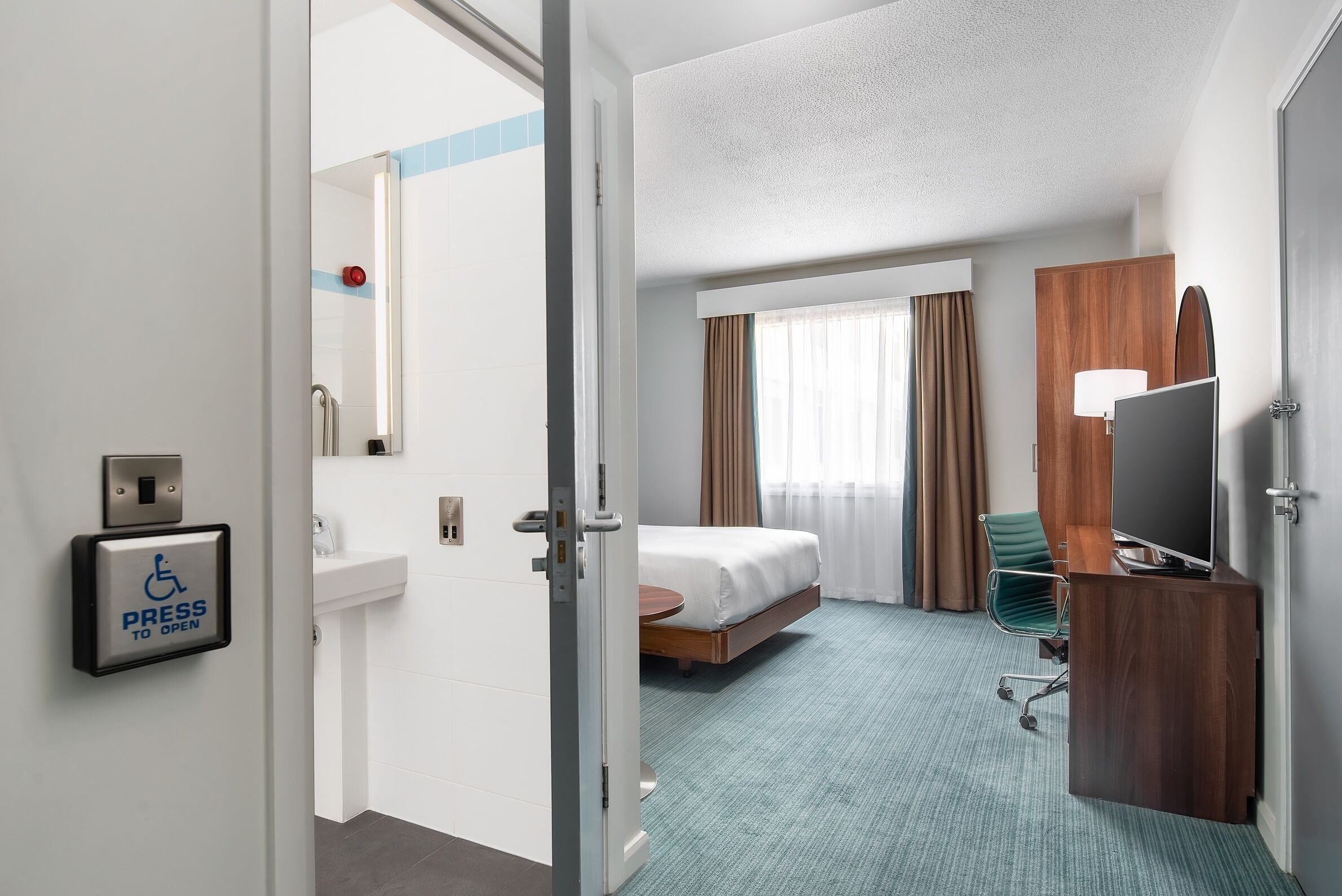 room, 1 queen bed, accessible | minibar, in-room safe, individually furnished, soundproofing