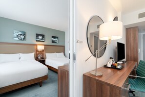 Minibar, odada kasa, ayrı ayrı döşenmiş, ses yalıtımı