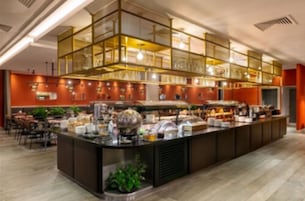 Café da manhã com buffet mediante uma taxa nos fins de semana