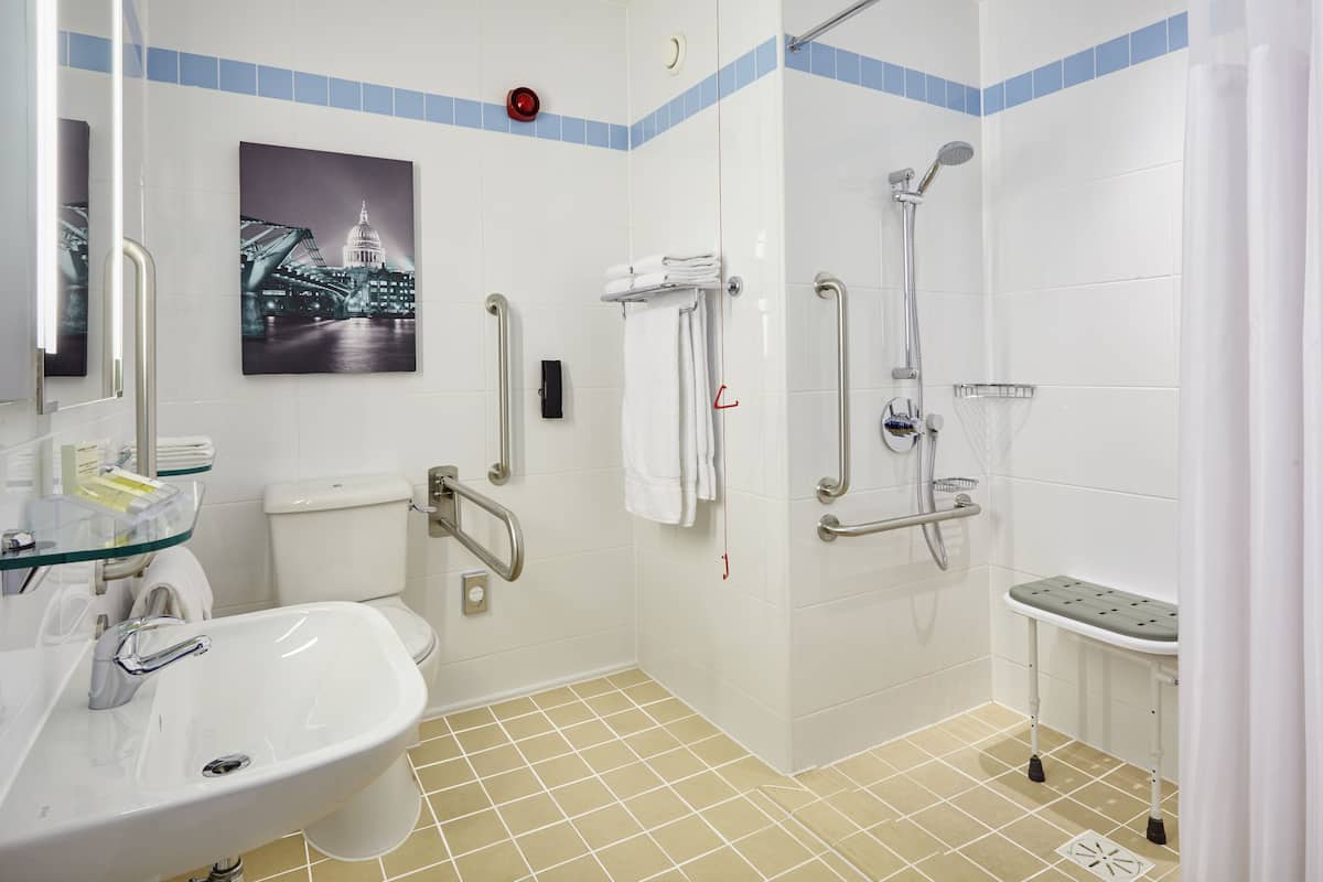 room, 1 queen bed, accessible | bathroom | free toiletries, hair dryer, towels