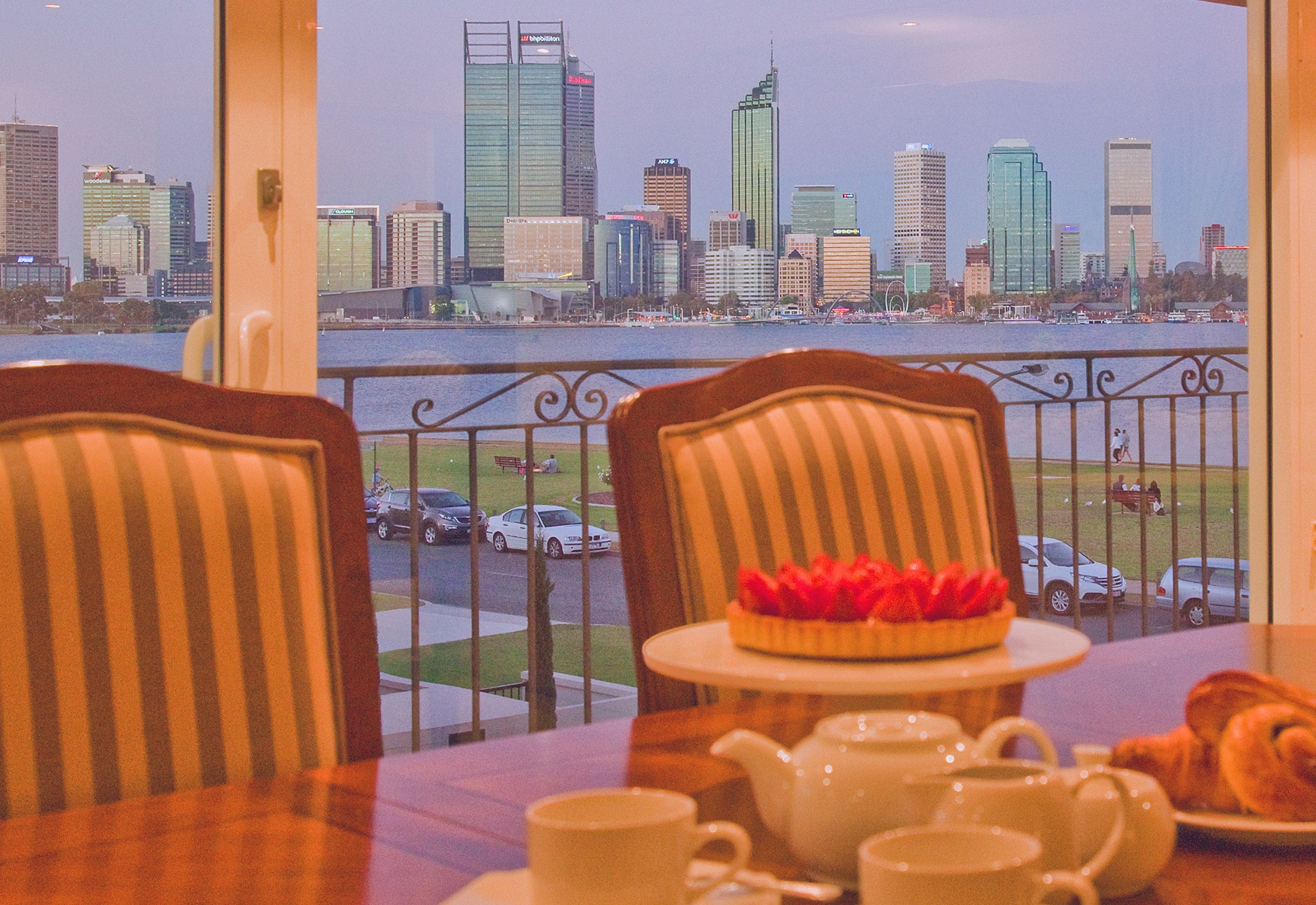 Suite Grand, vistas al río | Servicio de comidas en la habitación