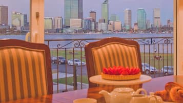 Suite Grand, vistas al río | Servicio de comidas en la habitación
