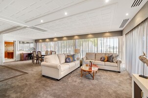 Caja de seguridad en la habitación y escritorio